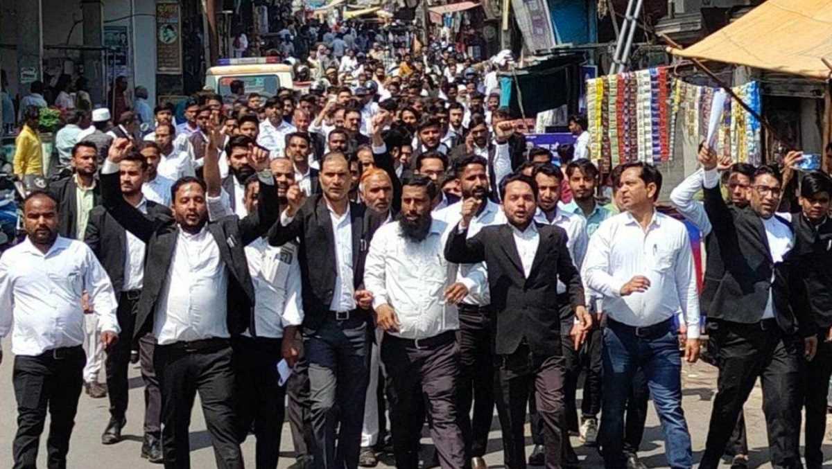 संभल: एडवोकेट जफर अली की गिरफ्तारी के खिलाफ वकीलों का प्रदर्शन, कहा- पुलिस ने गलत तरीके से किया गिरफ्तार